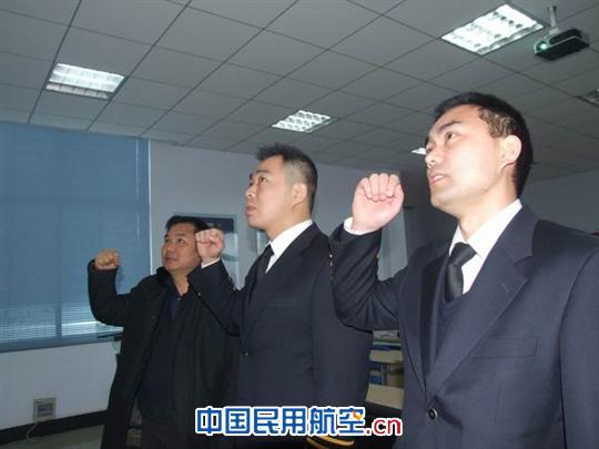南航河南分公司完成2011年度第一期机长首聘