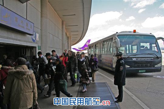 昆明机场迎返程高峰 7日迎送旅客6.69万人次