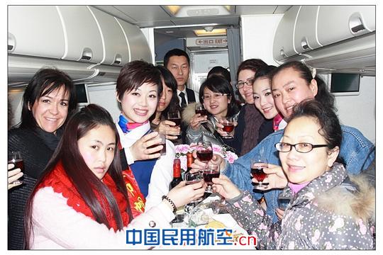 南航广西：万米高空庆“三八”  幸运礼物赠女宾