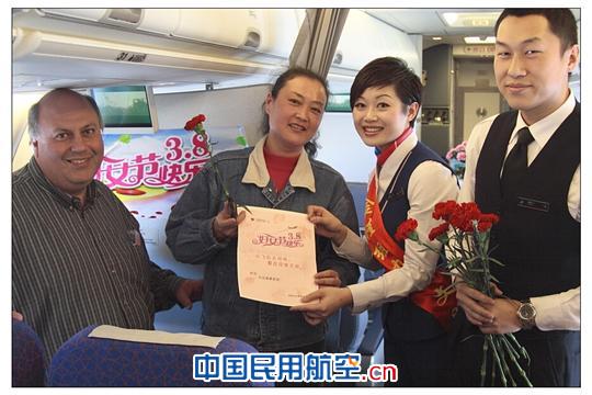 南航广西：万米高空庆“三八”  幸运礼物赠女宾