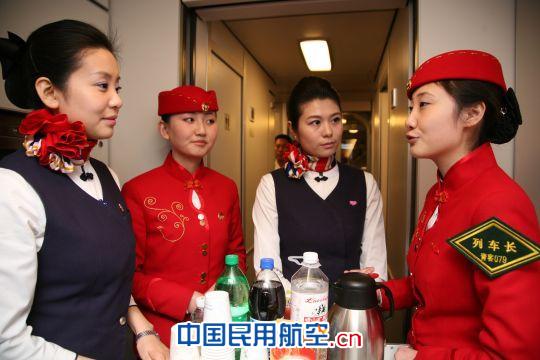 东航“凌燕”与高铁乘务员空地交流提升服务质量