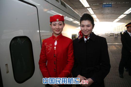 东航“凌燕”与高铁乘务员空地交流提升服务质量