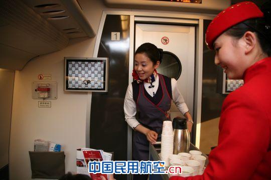 东航“凌燕”与高铁乘务员空地交流提升服务质量