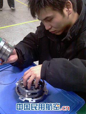 东航上海附件维修部积极投入空气起动机维修工作