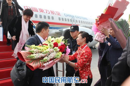 在陕全国政协委员60余人乘东航航班返回西安