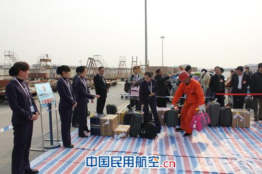 在陕全国政协委员60余人乘东航航班返回西安