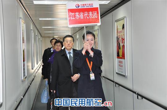 东航北京“服务前移”保障两会代表返程