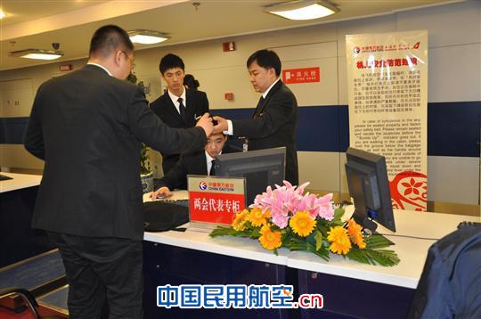 东航北京“服务前移”保障两会代表返程