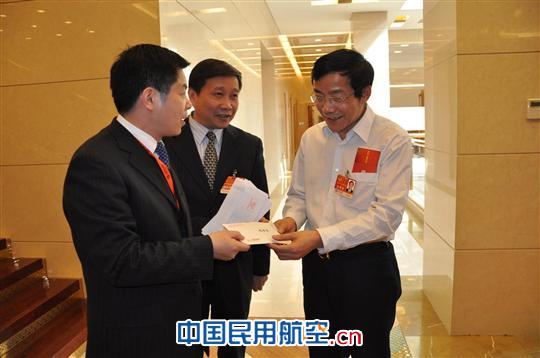 东航北京“服务前移”保障两会代表返程