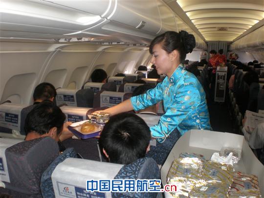 乘务中范红艳为代表提供餐饮服务 甘肃省省长刘伟平夸赞东航甘肃乘务组服务