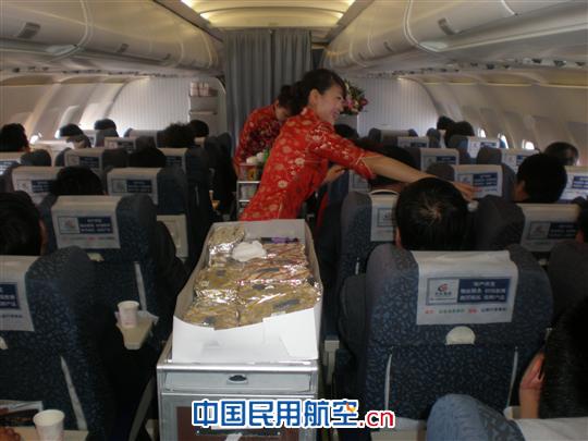 乘务员于蕾为代表们提供餐饮服务 甘肃省省长刘伟平夸赞东航甘肃乘务组服务