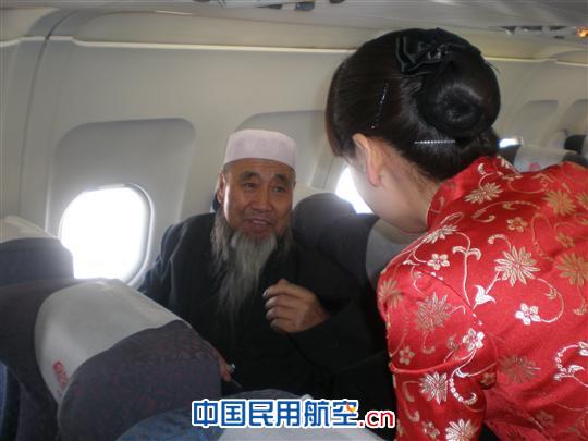 乘务员张灏玉对受伤代表嘘寒问暖 甘肃省省长刘伟平夸赞东航甘肃乘务组服务