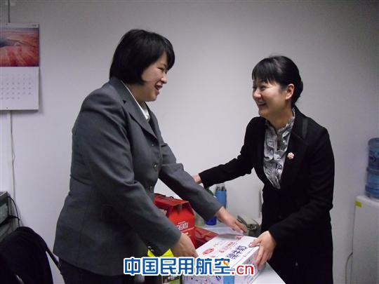 东航北京分公司地面部工会三八节慰问一线女职工