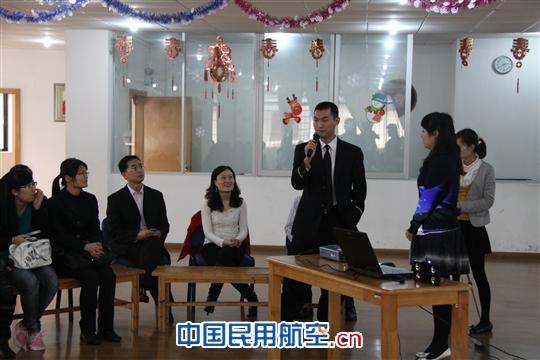 来自保卫部的帅哥和大家互动交流 拓青年国际视野 英语沙龙来助力