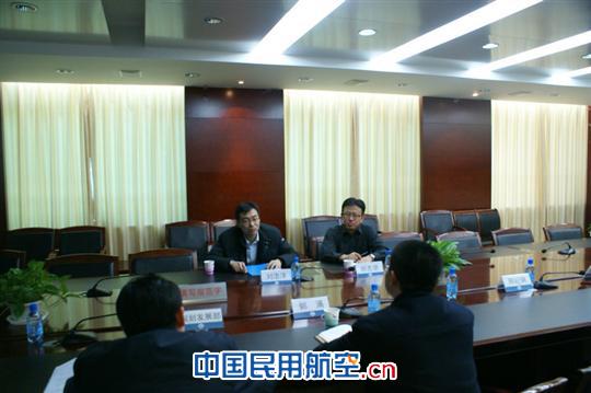 图:刘浩洋一行听取汇报 摄影:殷希华 内蒙古机场集团调研鄂尔多斯机场非航业务