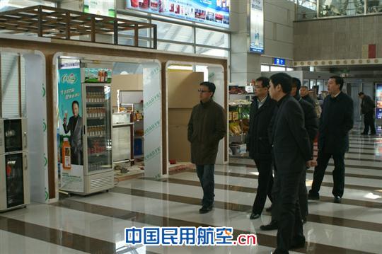 实地考察候机楼商贸改造情况 摄影:殷希华 内蒙古机场集团调研鄂尔多斯机场非航业务