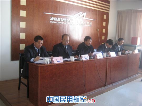 集团公司领导与机场领导召开民主测评会 阿(喀)机场认真接受集团公司考察岗位竞聘工作