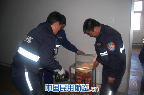 认真检查灭火器情况 青岛机场场务部积极开展消防设施检查