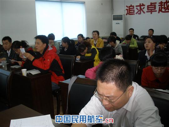 东航西北地面部国际、国内值机处的员工正在认真听教员讲课。 东航西北地面部进行SKYTRAX认证培训