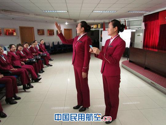 南航新疆客舱部强化培训 确保舱门操作规范