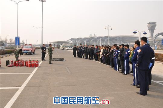 青岛机场开展火灾扑救演练提高自防自救能力