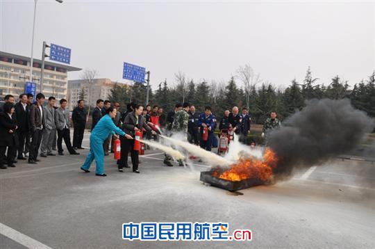青岛机场开展火灾扑救演练提高自防自救能力