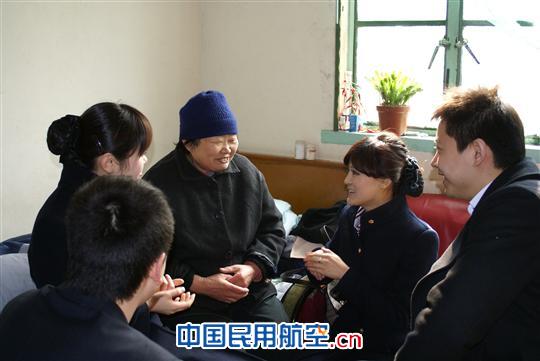 吉祥航空志愿者发扬雷锋精神 关爱孤寡老人