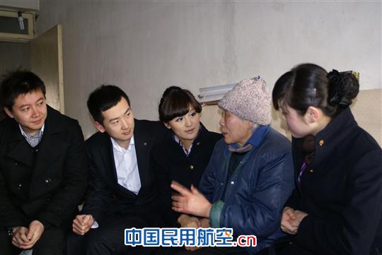 吉祥航空志愿者发扬雷锋精神 关爱孤寡老人