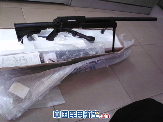 白云机场货站查获高仿M187D手拉狙击枪