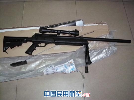 白云机场货站查获高仿M187D手拉狙击枪