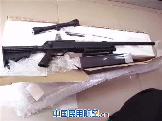 白云机场货站查获高仿M187D手拉狙击枪