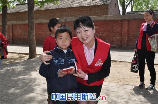 东航北京地服员工关爱孤残儿童