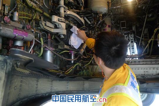 南航广西南宁航线车间实施油液渗漏普查工作