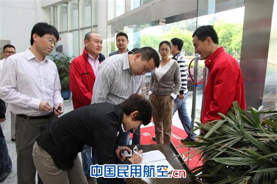 观看展板人员现场签名,张海琳摄 国航重庆分公司员工观看"国航十二五规划"展板