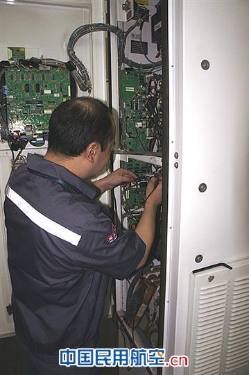 抢修中频电源，保证生产需要