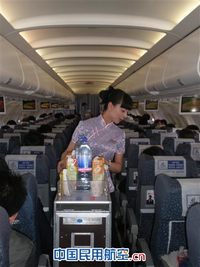 东航甘肃客舱部凌燕组五一节展示美丽劳动者风采