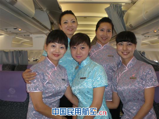 东航甘肃客舱部凌燕组五一节展示美丽劳动者风采