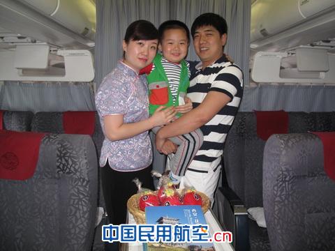 东航西北分公司客舱部乘务员黄薇的爱人孩子登上航班,体验乘务员工工作的辛苦、满足孩子和妈妈一起过儿童节的小小心愿 陪妈妈一起飞:东航“世园妈妈”的欢乐六一