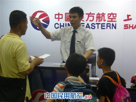 东航北京值班经理左立程帮助旅客顺利乘机