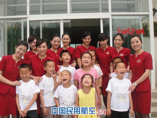 中联航金翼品牌乘务组六一“济慈之家”慰问行动