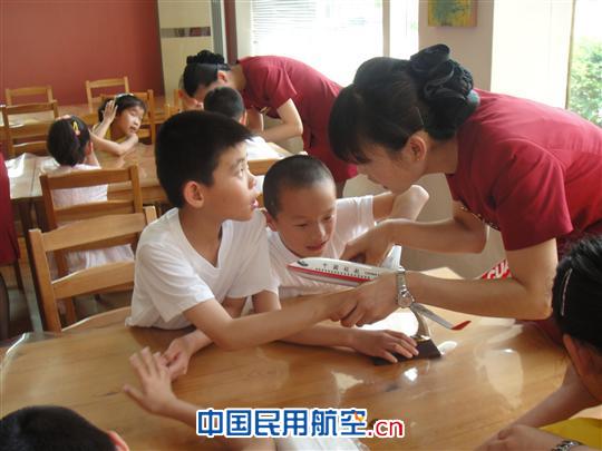 中联航金翼品牌乘务组六一“济慈之家”慰问行动