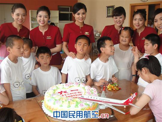 中联航金翼品牌乘务组六一“济慈之家”慰问行动