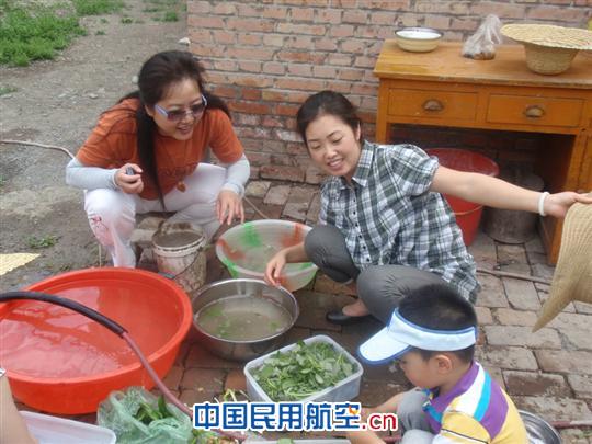 南航新疆飞行部举办迎“六一”活动