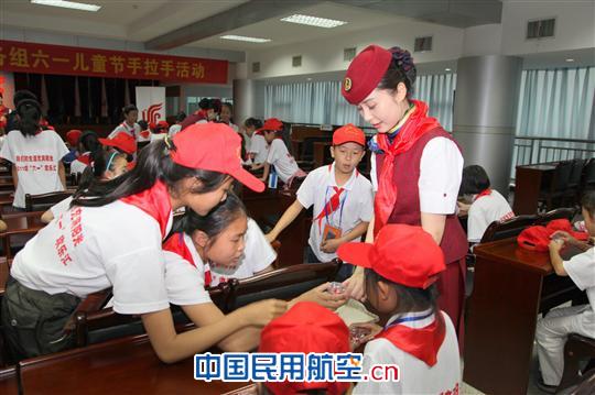 全国青年文明号、国航银鹰乘务组关爱留守儿童记