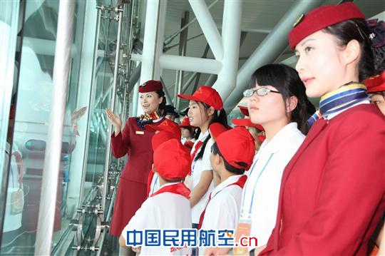 全国青年文明号、国航银鹰乘务组关爱留守儿童记