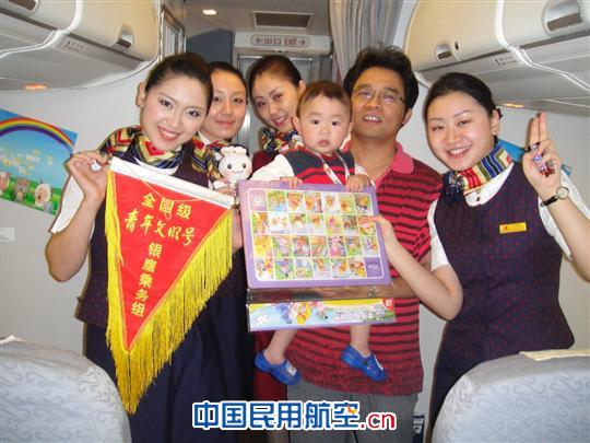 国航重庆分公司银鹰乘务组开展“六一”机上活动