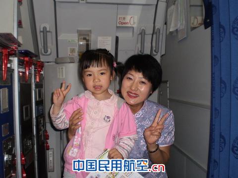 童趣多童心永驻　东航西北客舱部高空庆六一