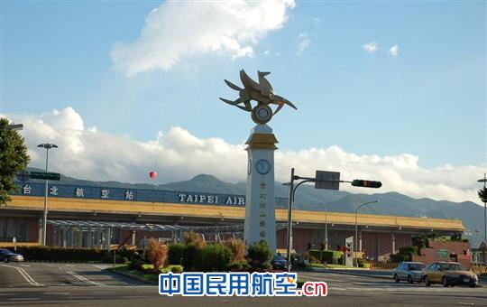 上海至台北航班247人落地后苦等35分钟开廊桥门