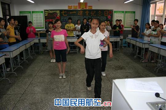 国航重庆乘务员分部团支部开展“六一”主题活动