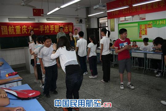 国航重庆乘务员分部团支部开展“六一”主题活动